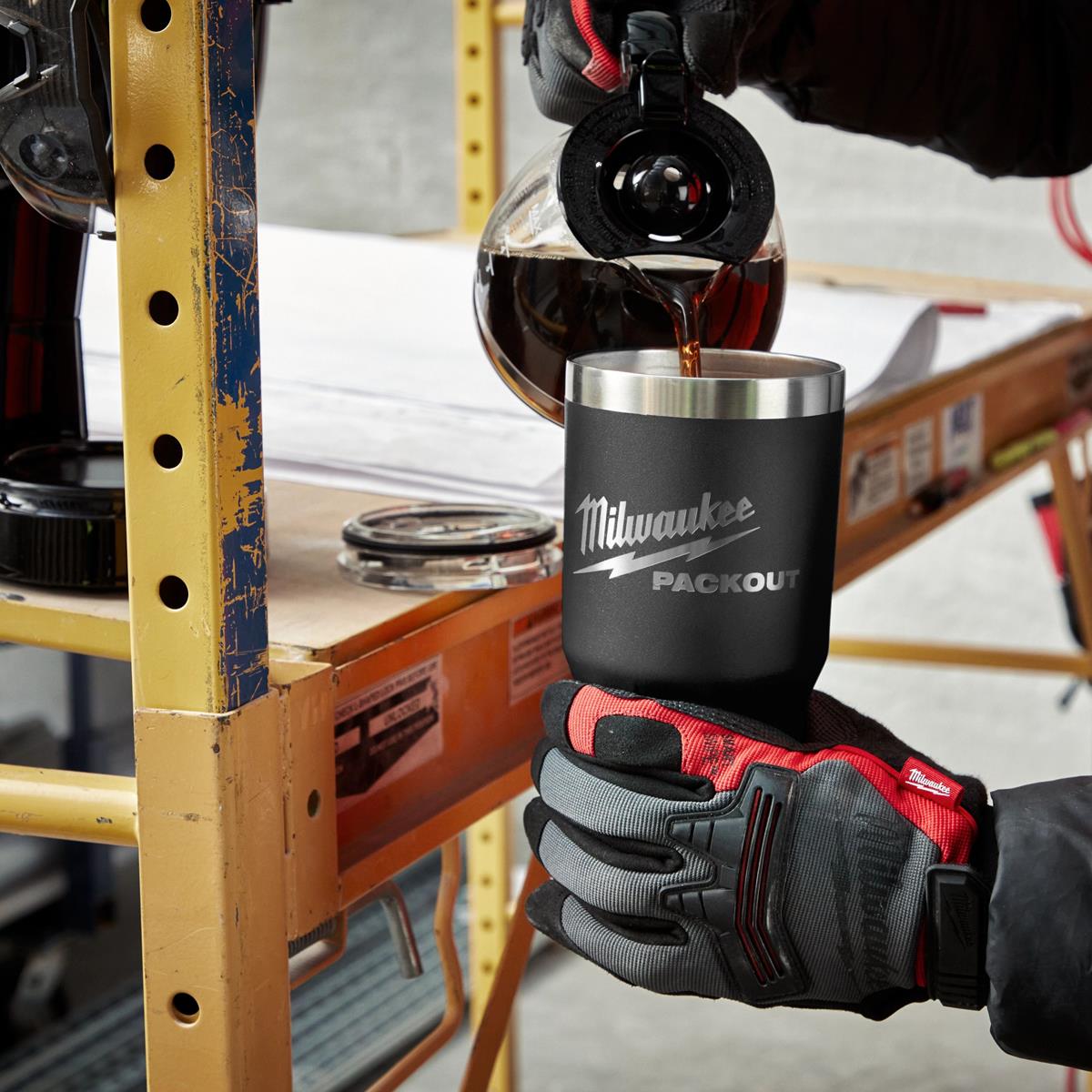 Termo de 880ml (30oz) negro PACKOUT™ + Flexómetro de llavero 2m/6' Milwaukee
